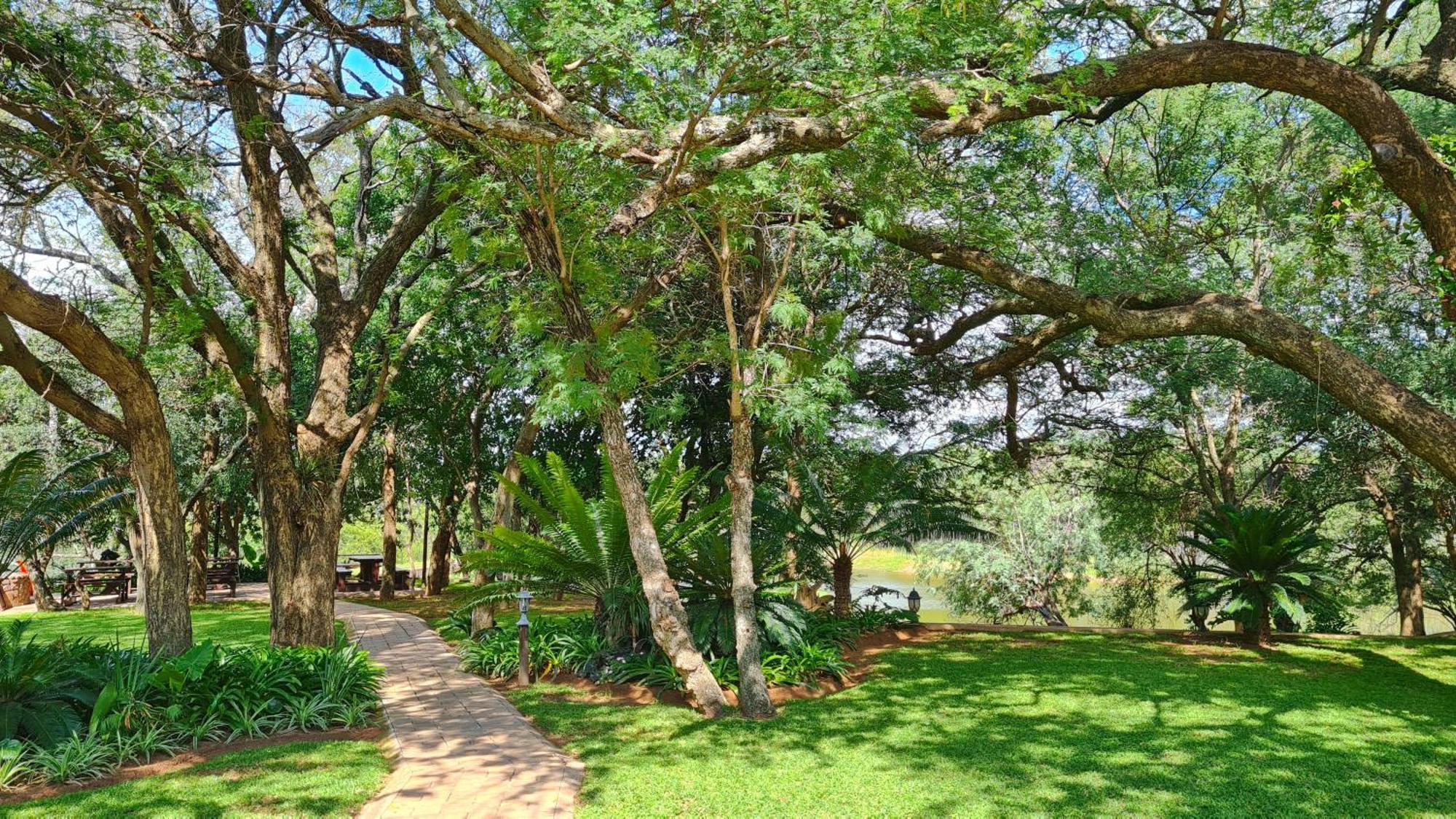 Summerset Place Country House Bela-Bela Bagian luar foto