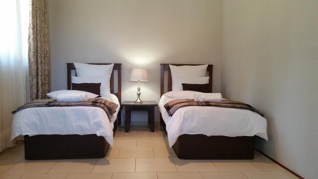 Summerset Place Country House Bela-Bela Bagian luar foto